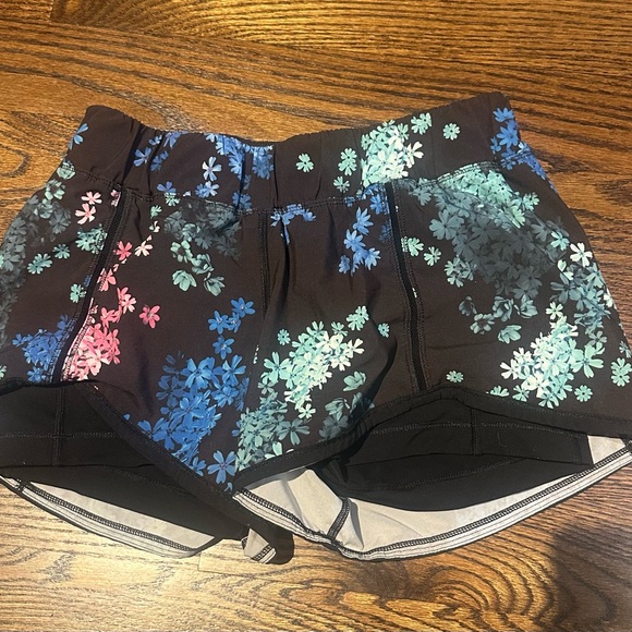 Lululemon Athletica In A Flash Short - Picture 5 of 5